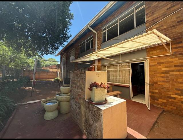 2 BEDROOM APARTMENT FOR SALE IN VANDERBIJLPARK CW 6